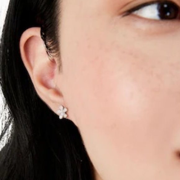 ♠️ Kate Spade ♠️️ Gleaming Clear Gardenia Flower Studs - Picture 8 of 9